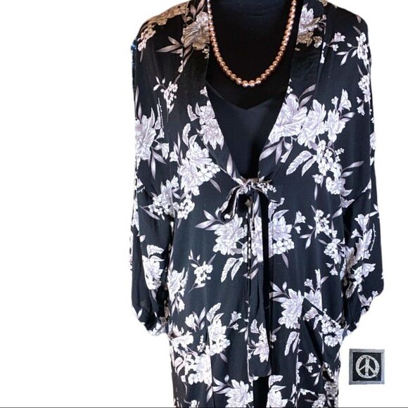 $10$ add SPIRITUAL gangster- MAYA floral kimono wrap with tie front & pockets. - Picture 2 of 13